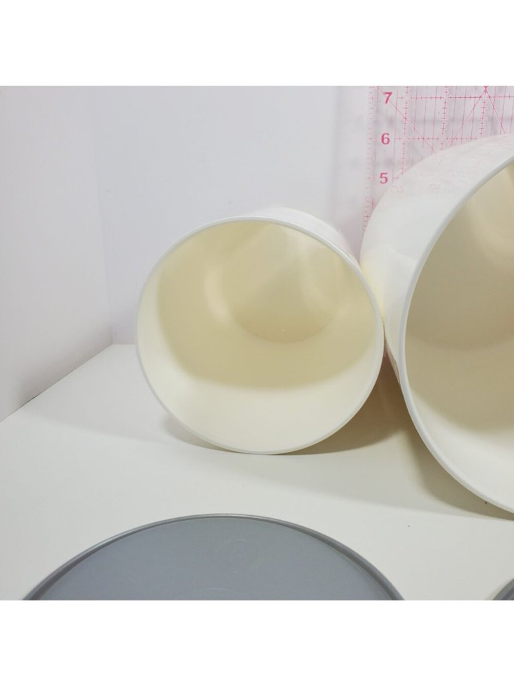 Tupperware White Canisters Gray One Touch Seals Missing Middle Lid - Picture 8 of 10